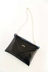 Sobre de fiesta negro charolado con solapa y cadena metálica plateada fina.