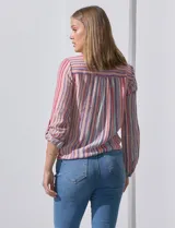 Blusa de manga larga con rayas verticales multicolores, cuello mao, bolsillo en el pecho y nudo en la parte delantera.