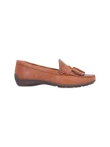 Mocasín color borgoña con textura reptil, detalle de antifaz en nobuck y borlas.