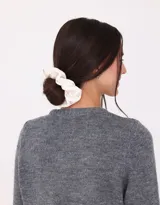 Set de dos scrunchies para el pelo con diferentes texturas y estampado floral.