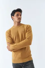 Sweater de punto color verde militar con cuello redondo y logo bordado en el pecho.
