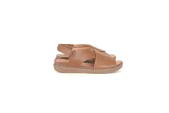 Sandalias de cuero color marrón con tecnología Antistress. Presentan tiras cruzadas en el empeine, plantilla anatómica de PU con acción antibacteriana y suela de poliuretano.