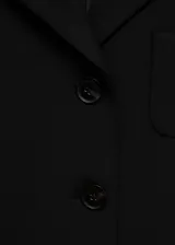 Blazer corto negro con cuello de solapa de pico, cierre frontal con botones y bolsillos de parche.