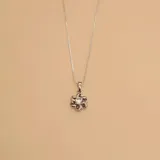 Conjunto de collar y dije con forma de flor, de plata 925 con circonias.