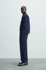 Pantalón de corte regular fit en color azul marino, confeccionado en una mezcla de lyocell y algodón. Presenta bolsillos frontales inclinados, bolsillos traseros de vivo y cierre frontal con cremallera y botón.