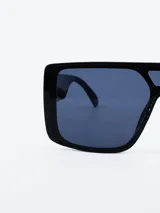 Lentes de sol negros con marco cuadrado y lentes oscuros.