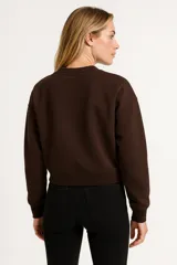 Buzo negro de algodón con cuello redondo y mangas largas.