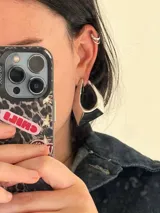 Aros plateados con forma irregular.