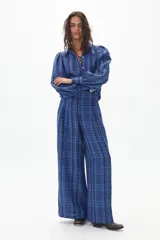 Pantalón culotte azul con estampado a cuadros, de tiro alto y corte ancho.