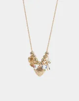 Collar corto dorado con cadena de eslabones y dijes colgantes de perlas, corazón y moño.