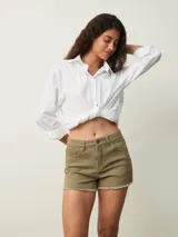 Short de jean de tiro alto, color celeste claro, con terminación desflecada.