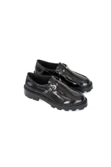 Mocasines negros de charol brillante con suela track robusta, antifaz y detalles metálicos.