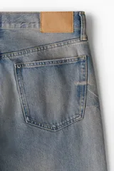 Pantalón de jean celeste con efecto gastado, de corte recto y tiro medio.
