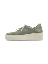 Sneaker Adelaida de cuero graneado color verde oliva, con cordones de algodón y suela elevada color crema.