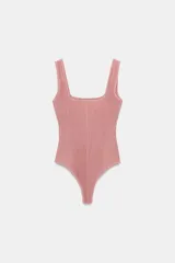 Body marrón de tejido de punto acanalado, con escote cuadrado y tirantes anchos.