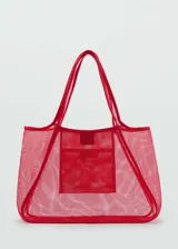 Bolso shopper rojo de malla con bolsillo interior y doble asa.