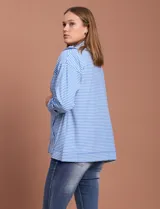 Camperita de tejido soft estampado a rayas azules y blancas, marca Ruby Rd. Abertura central con cierre metálico, bolsillos delanteros.
