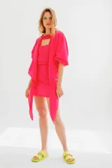 Blusa fucsia de manga 3/4 con volúmen, escote en V con dos lazos para atar en la parte delantera. También puede usarse como cubre hombros.