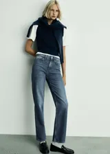 Pantalón de jean azul de corte recto, tiro medio y cinco bolsillos.