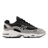 Championes New Balance modelo 1000, color gris, negro y blanco.