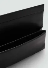 Bolso de mano rectangular color negro, de cuero, con asa corta de cadena y cierre de solapa con botón magnético.