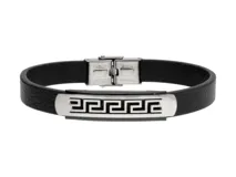 Pulsera de cuero negro con placa central de acero inoxidable con diseño de guarda griega. Cierre de acero inoxidable.