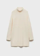 Vestido corto de punto color crema, con cuello alto y mangas largas.