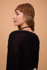 Gorro tipo casquete tejido a crochet color marrón.