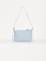 Mini cartera bandolera color celeste con textura granulada, correa fina al tono y detalles de hebillas metálicas plateadas.