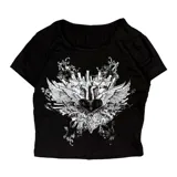 Remera corta negra ajustada al cuerpo con estampado de corazón blanco con alas.