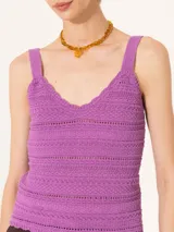 Top tejido color verde, con escote en V, breteles anchos y textura calada.