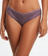 Bombacha de bikini de encaje floral color lila, con lazo pequeño y colgante.