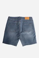 Bermuda de jean azul para hombre, con logo bordado, bolsillos, cremallera, cierre y pasa cinturón.