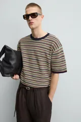 Camiseta regular fit de punto tejido con hilatura de algodón. Tiene cuello redondo, manga corta y acabados en rib.