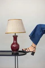 Sandalias negras de cuero con plataforma y taco cuadrado, tiras finas sobre el empeine y pulsera al tobillo con hebilla.