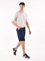 Bermuda de hombre color azul con cintura elastizada y cordón ajustable.
