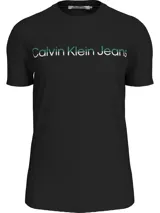 Remera negra de algodón con cuello redondo y mangas cortas. Estampado frontal con el logo "Calvin Klein Jeans" en letras blancas y verde agua.