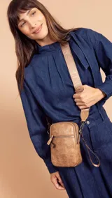 Bandolera morral color negro con cierre metálico principal y cierre frontal. Cuenta con una correa de galón gruesa y ajustable.