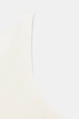 Top corto de punto acanalado color rojo vibrante, con cuello redondo y tirantes anchos tipo halter.