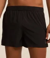 Bermuda deportiva masculina, modelo runner, color gris topo, con cintura elástica y cordón interno. Presenta recortes laterales y bajo redondeado.