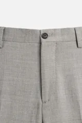 Pantalón de vestir gris claro con textura, corte regular fit, bolsillos laterales y traseros de doble vivo con botón. Cierre frontal con cremallera y botón.