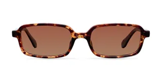 Gafas de sol rectangulares con montura carey y lentes marrones.