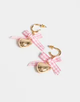 Par de aros colgantes con gancho dorado, dije de corazón dorado y moño de cinta vichy rosa y blanco.