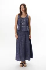 Falda larga de lino a cuadros grises y blancos, con corte al bies y cintura alta.