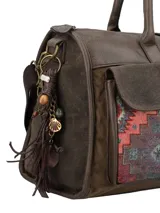 Cartera marrón con diseño patchwork en los bolsillos frontales, cierre de cremallera, manillas fijas y correa ajustable y removible. Incluye llavero decorativo.