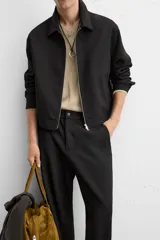 Pantalón negro de corte recto con cintura elástica, bolsillos laterales y un bolsillo trasero de ojal.