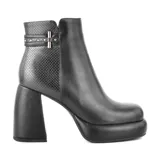 Bota de vestir negra de cuero sintético con plataforma y taco alto bloque. Presenta detalle de textura símil piel de serpiente en la parte trasera y correa con hebilla metálica. Cierre lateral con cremallera.