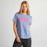 Camiseta celeste con estampa de la palabra "PEACE" en color rosa.