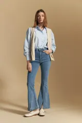 Jean oxford de tiro alto color azul oscuro, confeccionado en denim cotton spandex, con aberturas en los tobillos.