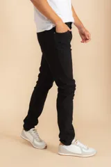 Pantalón de jean negro de corte ajustado.